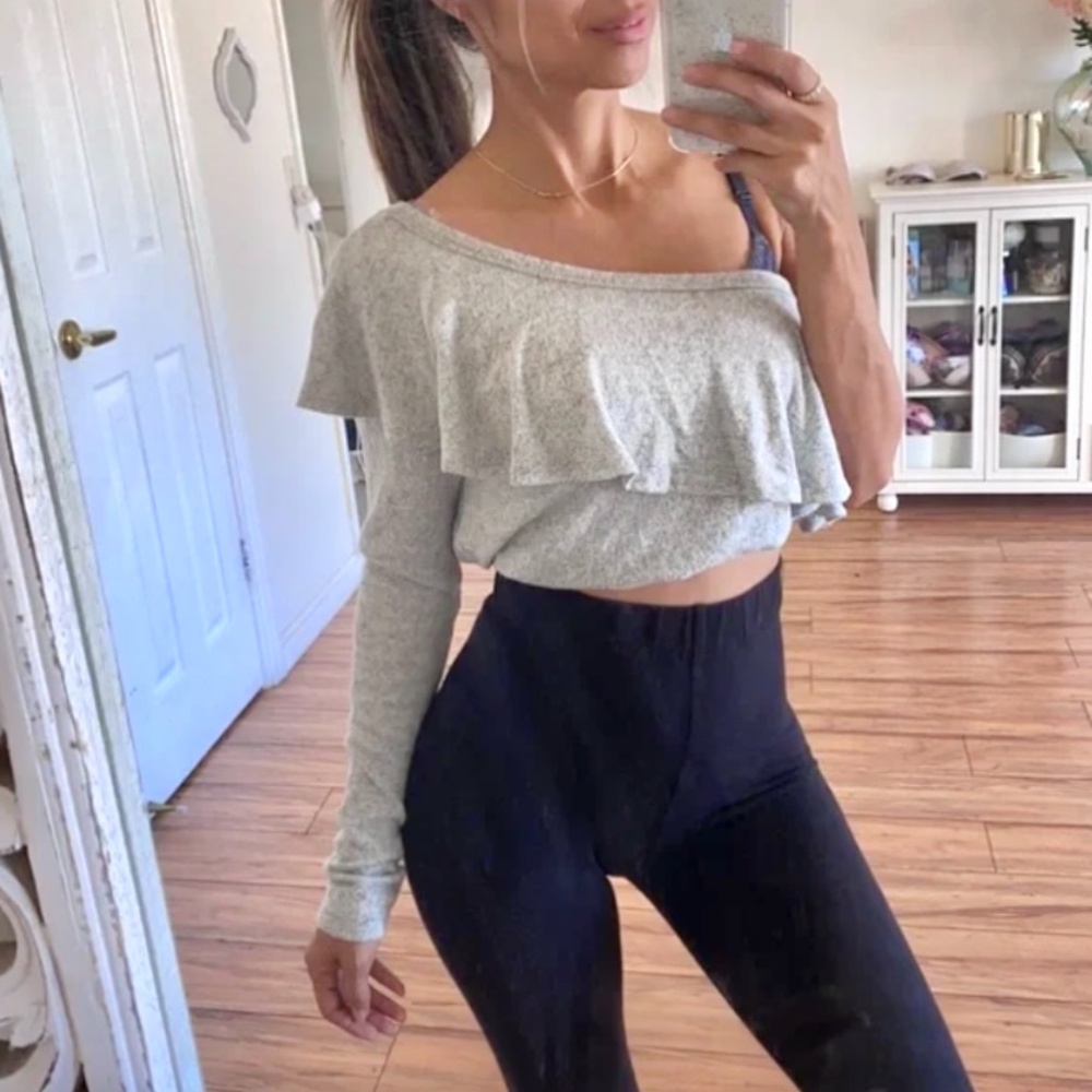 🪞 NWT pebbled  one shoulder long sleeve ruffle sweater top
